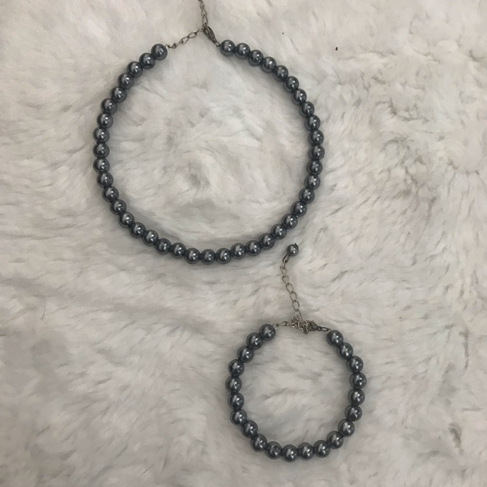Grey pearl chocker necklace and bracelet